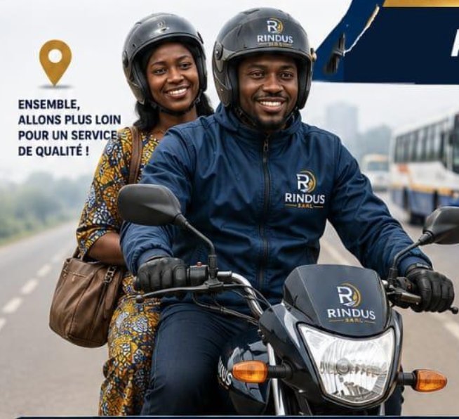 Conducteur partenaire RINDUS et sa passagère sur une moto professionnelle à Yaoundé